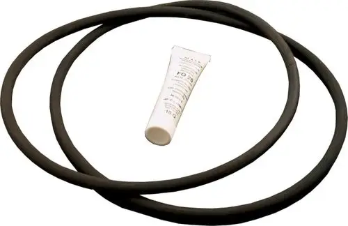 Zwei schwarze O-Ringe und eine Tube einer Dichtmasse von Wolf auf einer weißen Fläche, die zusammen als Dichtungsset verwendet werden.